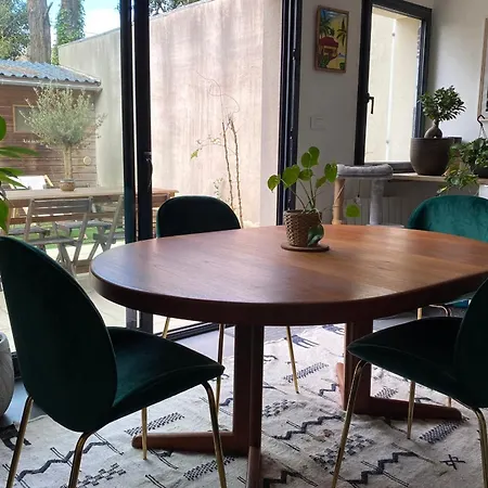 Well-appointed Love Nest With Spacious Garden