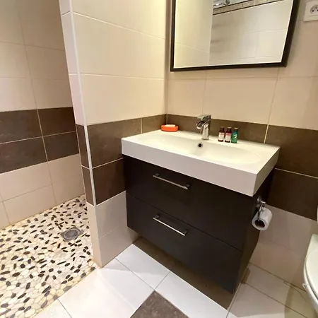 Well-appointed Love Nest With Spacious Garden